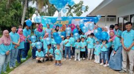 foto bersama daycare kita bersama anak dan pelepasan balon
