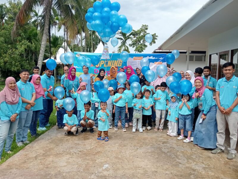 foto bersama daycare kita bersama anak dan pelepasan balon