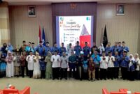 foto bersama rektor bersama jajaran dengan calon jamaah haji dari keluarga besar untan