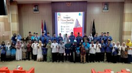 foto bersama rektor bersama jajaran dengan calon jamaah haji dari keluarga besar untan
