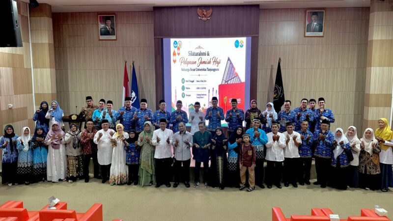 foto bersama rektor bersama jajaran dengan calon jamaah haji dari keluarga besar untan