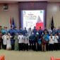 foto bersama rektor bersama jajaran dengan calon jamaah haji dari keluarga besar untan