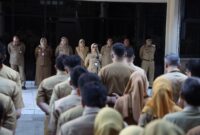 Inspektur Kota Pontianak, Trisnawati memimpin apel sekaligus memberikan pengarahan