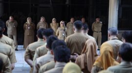 Inspektur Kota Pontianak, Trisnawati memimpin apel sekaligus memberikan pengarahan