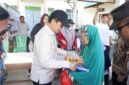 Wakil Wali Kota Pontianak Bahasan menyerahkan secara simbolis paket sembako pada Operasi Pasar Murah di Pontianak Utara