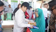 Wakil Wali Kota Pontianak Bahasan menyerahkan secara simbolis paket sembako pada Operasi Pasar Murah di Pontianak Utara