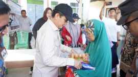 Wakil Wali Kota Pontianak Bahasan menyerahkan secara simbolis paket sembako pada Operasi Pasar Murah di Pontianak Utara