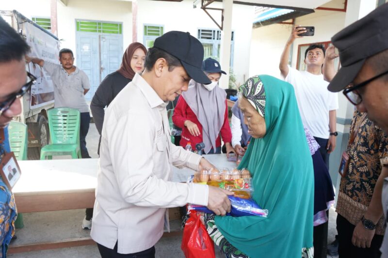 Wakil Wali Kota Pontianak Bahasan menyerahkan secara simbolis paket sembako pada Operasi Pasar Murah di Pontianak Utara
