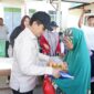 Wakil Wali Kota Pontianak Bahasan menyerahkan secara simbolis paket sembako pada Operasi Pasar Murah di Pontianak Utara