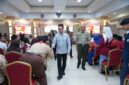 Wali Kota Pontianak Edi Rusdi Kamtono berjabat tangan dengan peserta Sosialisasi Bela Negara.