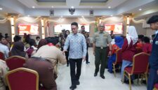 Wali Kota Pontianak Edi Rusdi Kamtono berjabat tangan dengan peserta Sosialisasi Bela Negara.