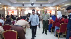 Wali Kota Pontianak Edi Rusdi Kamtono berjabat tangan dengan peserta Sosialisasi Bela Negara.