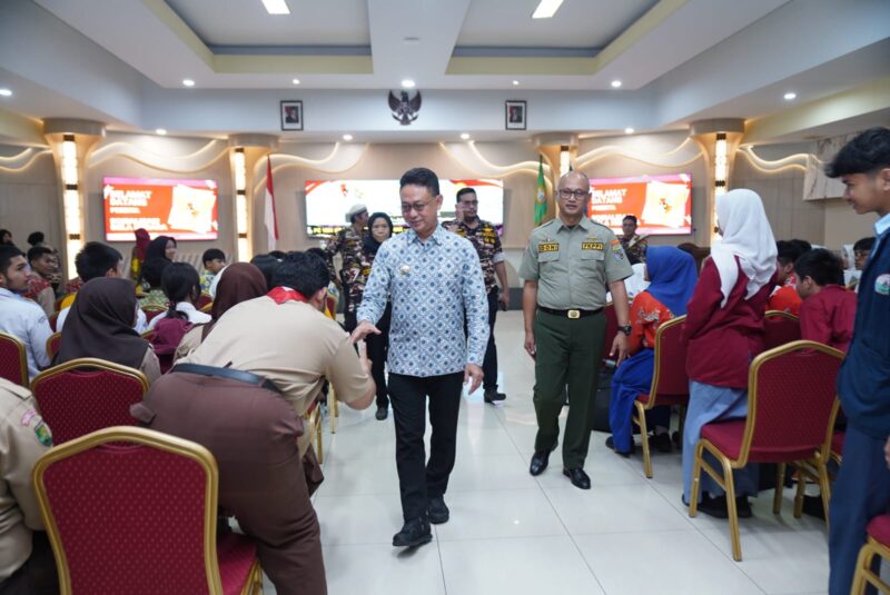 Wali Kota Pontianak Edi Rusdi Kamtono berjabat tangan dengan peserta Sosialisasi Bela Negara.