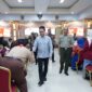 Wali Kota Pontianak Edi Rusdi Kamtono berjabat tangan dengan peserta Sosialisasi Bela Negara.