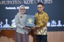 Kepala BPK Perwakilan Provinsi Kalbar, Sri Haryati menyerahkan laporan hasil pemeriksaan atas laporan keuangan pemerintah daerah kepada Wali Kota Pontianak Edi Rusdi Kamtono.