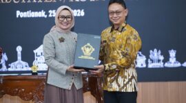 Kepala BPK Perwakilan Provinsi Kalbar, Sri Haryati menyerahkan laporan hasil pemeriksaan atas laporan keuangan pemerintah daerah kepada Wali Kota Pontianak Edi Rusdi Kamtono.