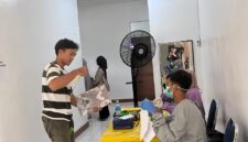 mahasiswa baru sedang melaksanakan tes narkoba di klinik pratama untan