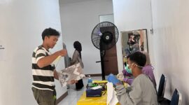 mahasiswa baru sedang melaksanakan tes narkoba di klinik pratama untan