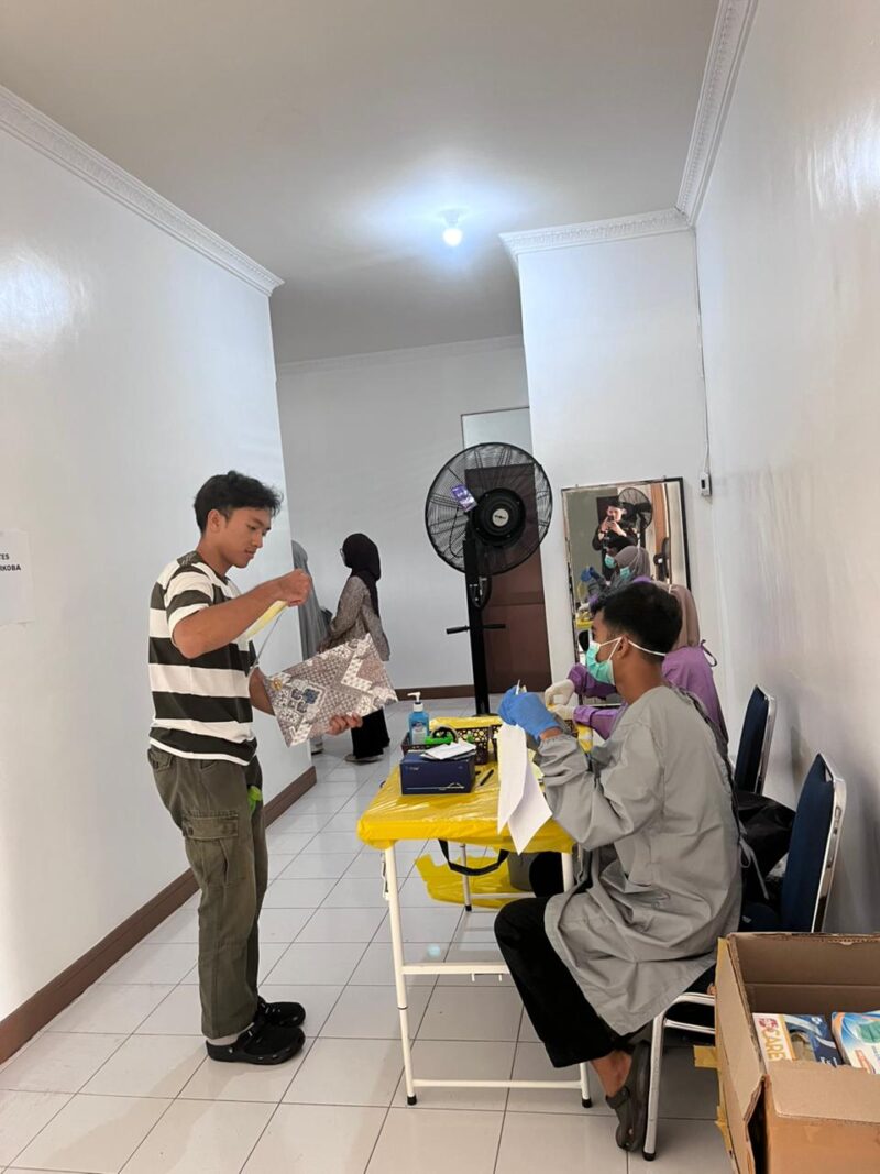 mahasiswa baru sedang melaksanakan tes narkoba di klinik pratama untan