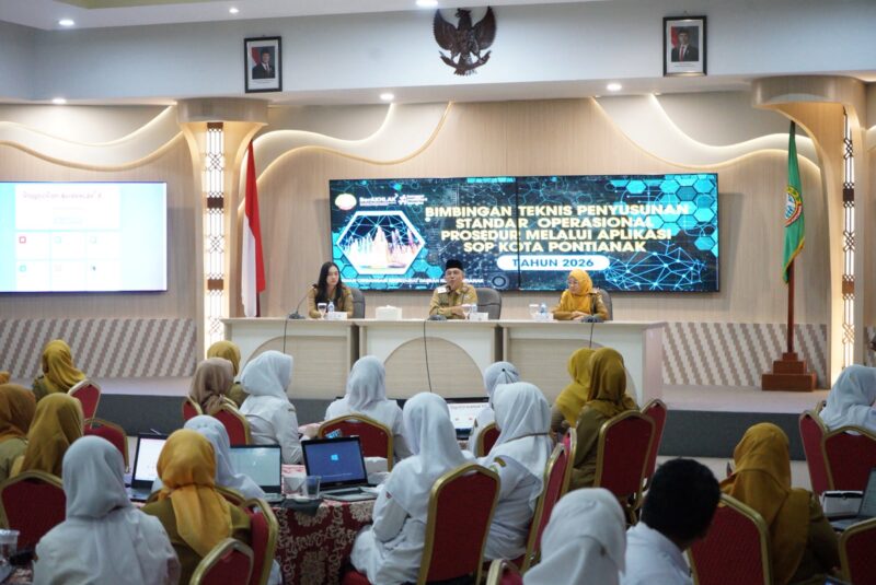Sekretaris Daerah Kota Pontianak Amirullah saat membuka Bimtek Penyusunan SOP melalui Aplikasi