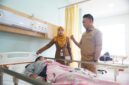 Wali Kota Pontianak Edi Rusdi Kamtono membesuk warga diduga mengalami keracunan makanan yang dirawat di RSUD Pontianak Utara
