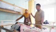 Wali Kota Pontianak Edi Rusdi Kamtono membesuk warga diduga mengalami keracunan makanan yang dirawat di RSUD Pontianak Utara