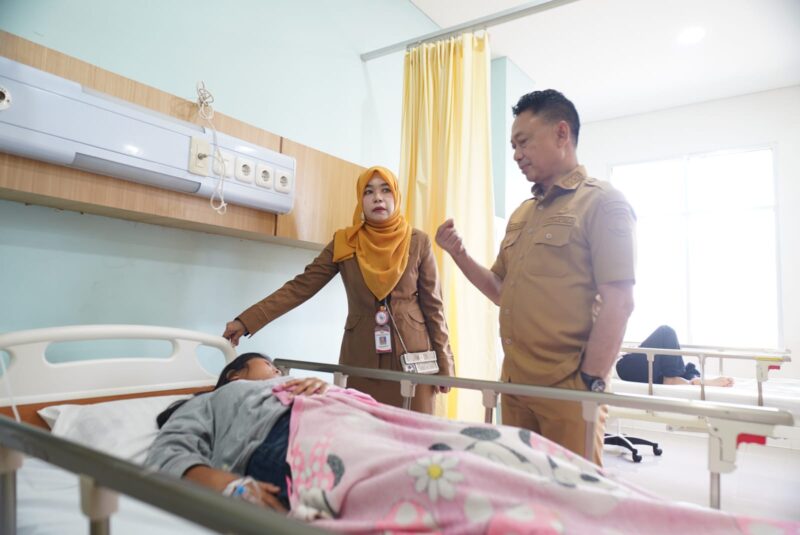 Wali Kota Pontianak Edi Rusdi Kamtono membesuk warga diduga mengalami keracunan makanan yang dirawat di RSUD Pontianak Utara