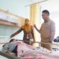 Wali Kota Pontianak Edi Rusdi Kamtono membesuk warga diduga mengalami keracunan makanan yang dirawat di RSUD Pontianak Utara