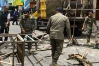 Tim gabungan tengah menertibkan lapak-lapak PKL di Jalan Asahan.