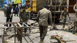 Tim gabungan tengah menertibkan lapak-lapak PKL di Jalan Asahan.