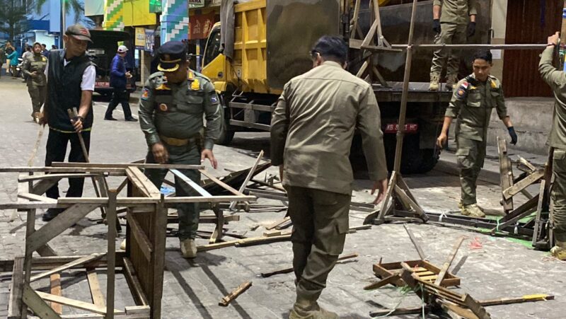Tim gabungan tengah menertibkan lapak-lapak PKL di Jalan Asahan.