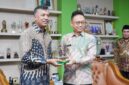 Wali Kota Pontianak Edi Rusdi Kamtono menyerahkan cenderamata kepada Tara Singh Bam, Director of Tobacco Control Program dari Vital Strategies Asia-Pacific Office in Singapore