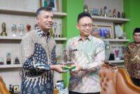 Wali Kota Pontianak Edi Rusdi Kamtono menyerahkan cenderamata kepada Tara Singh Bam, Director of Tobacco Control Program dari Vital Strategies Asia-Pacific Office in Singapore