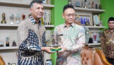 Wali Kota Pontianak Edi Rusdi Kamtono menyerahkan cenderamata kepada Tara Singh Bam, Director of Tobacco Control Program dari Vital Strategies Asia-Pacific Office in Singapore