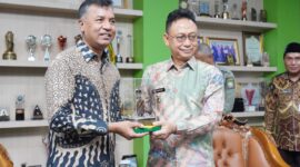 Wali Kota Pontianak Edi Rusdi Kamtono menyerahkan cenderamata kepada Tara Singh Bam, Director of Tobacco Control Program dari Vital Strategies Asia-Pacific Office in Singapore