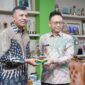 Wali Kota Pontianak Edi Rusdi Kamtono menyerahkan cenderamata kepada Tara Singh Bam, Director of Tobacco Control Program dari Vital Strategies Asia-Pacific Office in Singapore