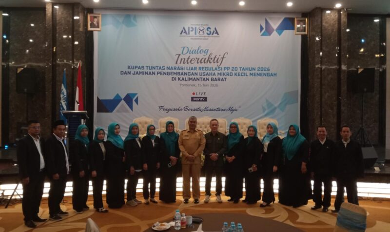 foto bersama anggota APIMSA Kalbar bersama plt kadis koperasi usaha kecil menengah prov kalbar