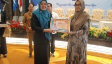 serah terima cinderamata dari ketua APIMSA kepada Akademisi Untan