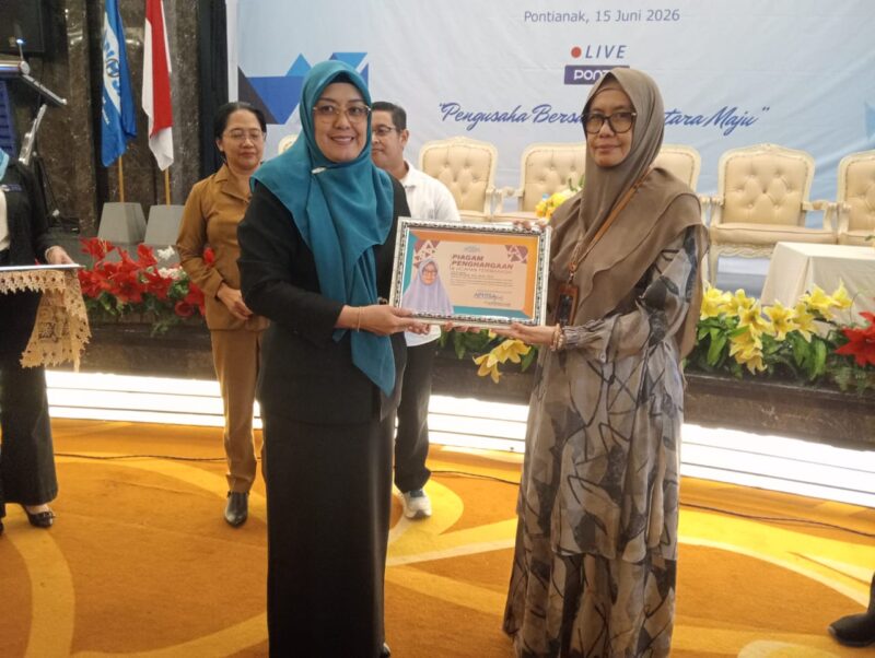 serah terima cinderamata dari ketua APIMSA kepada Akademisi Untan