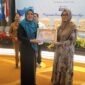 serah terima cinderamata dari ketua APIMSA kepada Akademisi Untan
