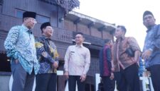 Wali Kota Pontianak Edi Rusdi Kamtono berbincang dengan rombongan dari Sarawak.