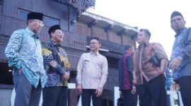 Wali Kota Pontianak Edi Rusdi Kamtono berbincang dengan rombongan dari Sarawak.