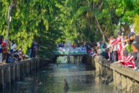 Wali Kota Pontianak Edi Rusdi Kamtono menyemprotkan cairan eco enzyme secara simbolis ke parit depan Kantor Terpadu Jalan Alianyang.
