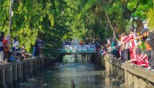 Wali Kota Pontianak Edi Rusdi Kamtono menyemprotkan cairan eco enzyme secara simbolis ke parit depan Kantor Terpadu Jalan Alianyang.