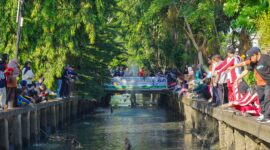 Wali Kota Pontianak Edi Rusdi Kamtono menyemprotkan cairan eco enzyme secara simbolis ke parit depan Kantor Terpadu Jalan Alianyang.
