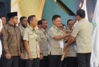 Edi Rusdi Kamtono menerima bendera pataka saat dinobatkan sebagai Ketua HKTI Kota Pontianak. 