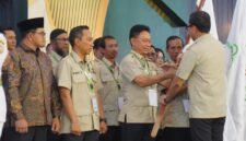 Edi Rusdi Kamtono menerima bendera pataka saat dinobatkan sebagai Ketua HKTI Kota Pontianak. 