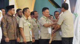 Edi Rusdi Kamtono menerima bendera pataka saat dinobatkan sebagai Ketua HKTI Kota Pontianak. 