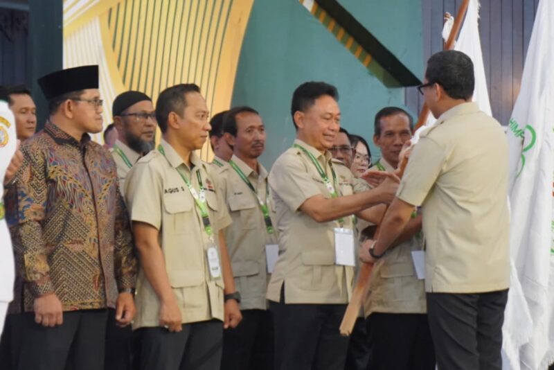 Edi Rusdi Kamtono menerima bendera pataka saat dinobatkan sebagai Ketua HKTI Kota Pontianak. 