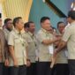 Edi Rusdi Kamtono menerima bendera pataka saat dinobatkan sebagai Ketua HKTI Kota Pontianak. 